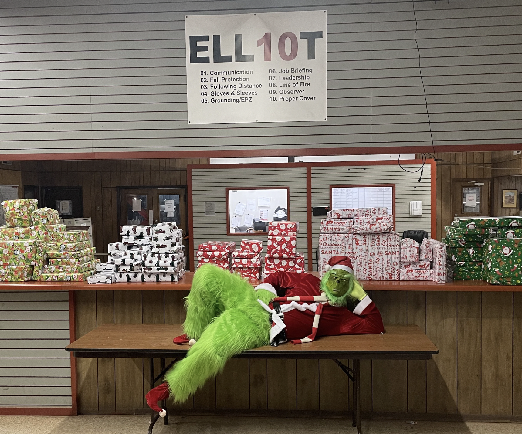 Elliot’s Western Region Spreads Christmas Cheer